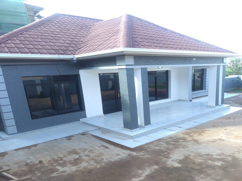 Luxury modern unfurnished house for rent 500k/frw per month
