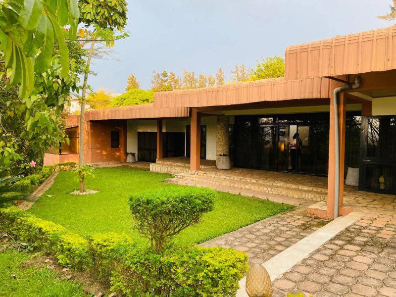 belle maison entièrement meublée à louer à nyarutarama