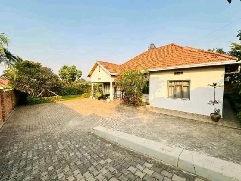 Full furnished house for rent with garden in gacuriro
