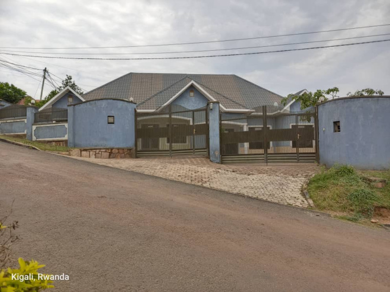 Nice huge plot house for sale in kibagabaga