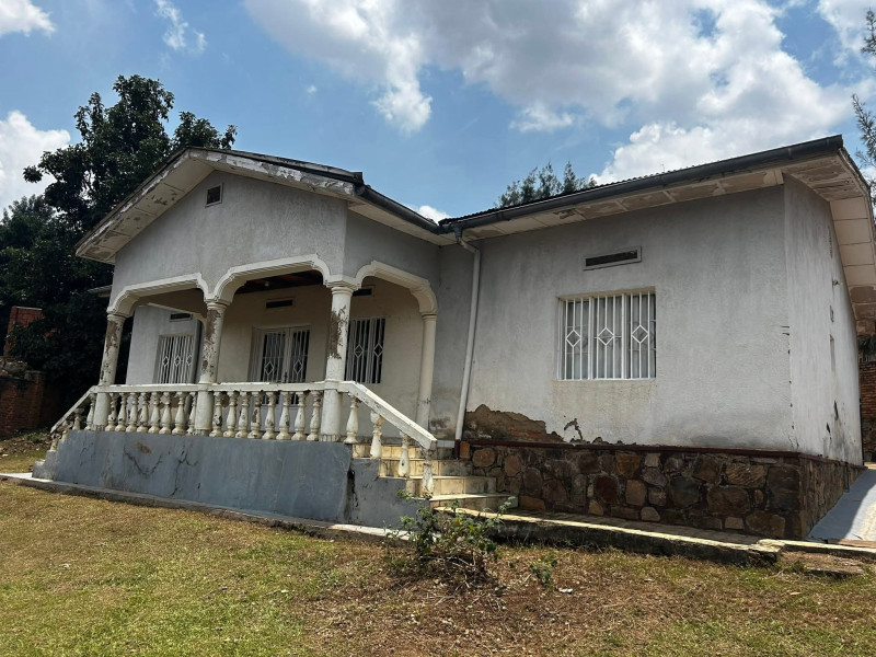 Plot with old house for sale in renera