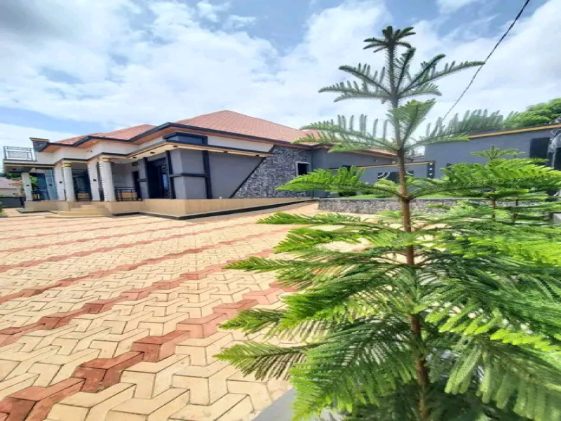 Unfinished house for rent Busanza