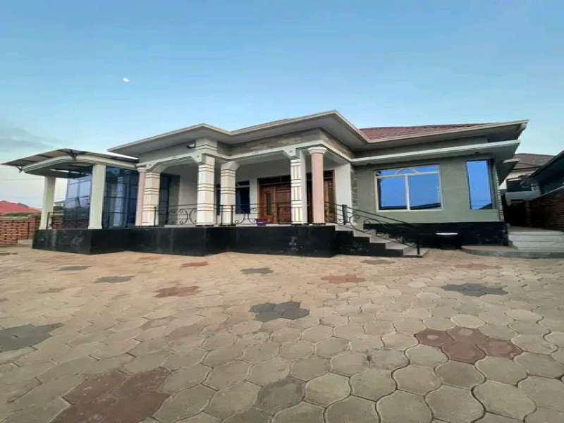 Unfinished house for rent Remera