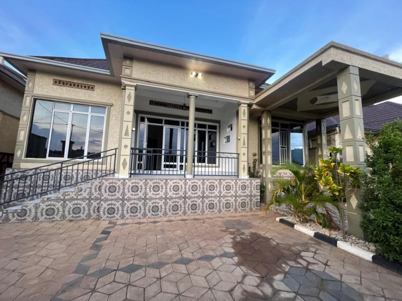 Nice unfurnished house for rent in good neighborhood