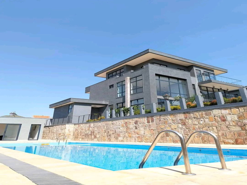Luxurious swimming house for rent in gacuriro