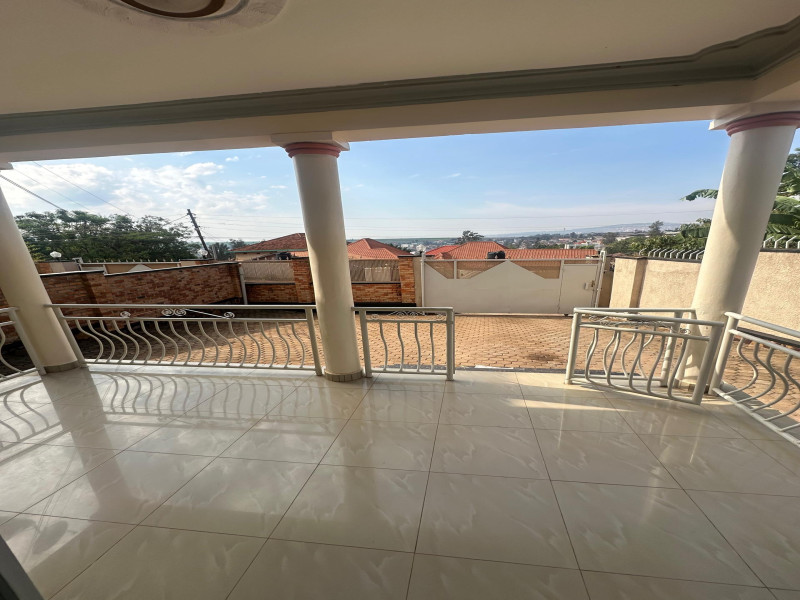 Nice unfurnished house for rent in Remera