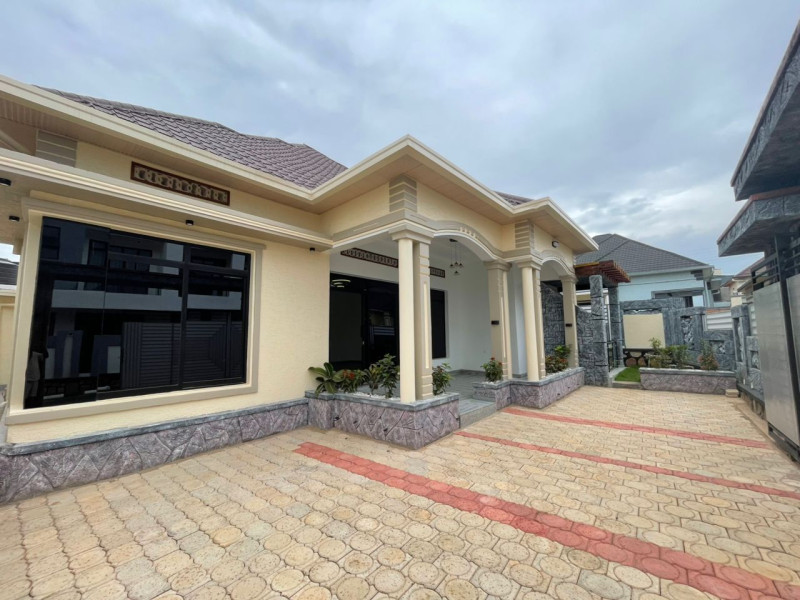 4-Bedrooms unfurnished house for rent