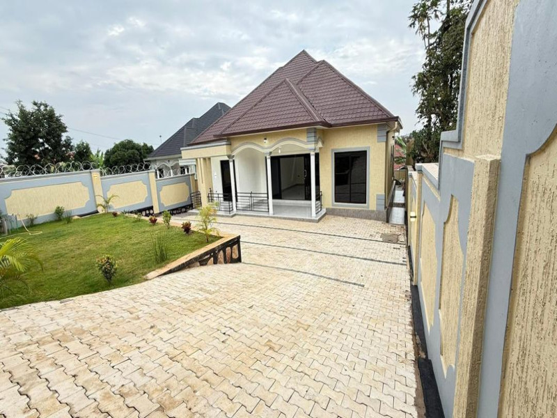 4-Bedrooms unfurnished house for rent