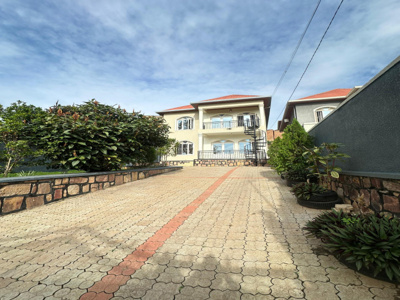 Kibagabaga Luxury: 4BR, 4BA Family Home with Lush Garden — 280M Frw
