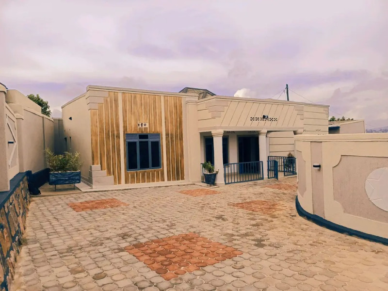 Modern house for sale in good neighborhood